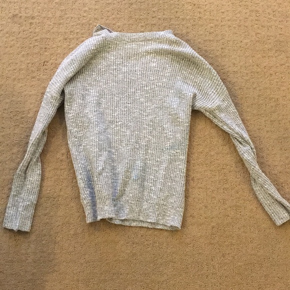 A grey sweater - Picture 3 of 3